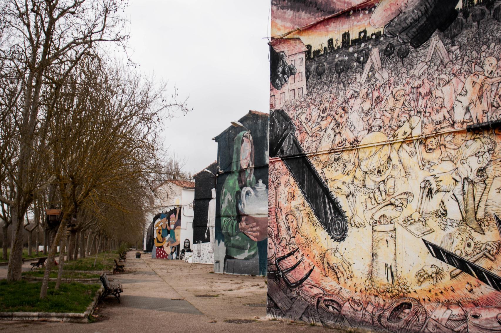 Vista de varias fachadas con murales en Errekaleor.