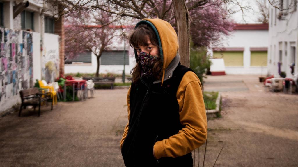 Silvia (nombre ficticio), vecina de Errekaleor posa para este periódico con la cara cubierta.