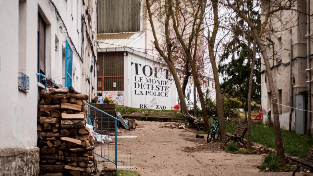 Una calle de Errekaleror. Al fondo, una pintada que dice: Todo el mundo detesta a la policía.