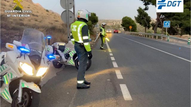 La Guardia Civil de Alicante en un control de tráfico en Alicante.