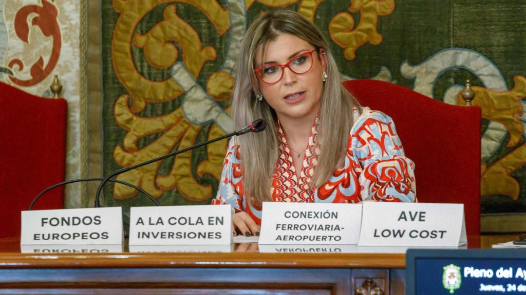 Sánchez critica el retraso en la inversión por conectar la estación de tren y el aeropuerto.