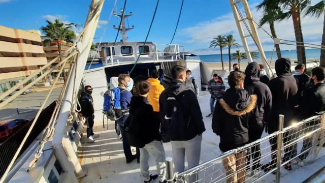 Estudiantes en el barco supuestamente cedido por el Ayuntamiento que todavía ni han tocado.