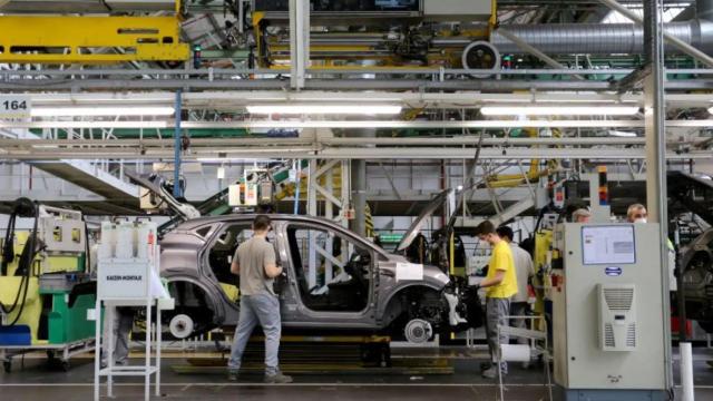 Un operario trabaja en una de las fábricas de automoción que hay en Castilla y León