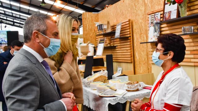 La secretaria de Estado, Isabel Ferreria, y el presidente de Celorico da Beira, Carlos Ascenção, inauguran la Feria del Queso