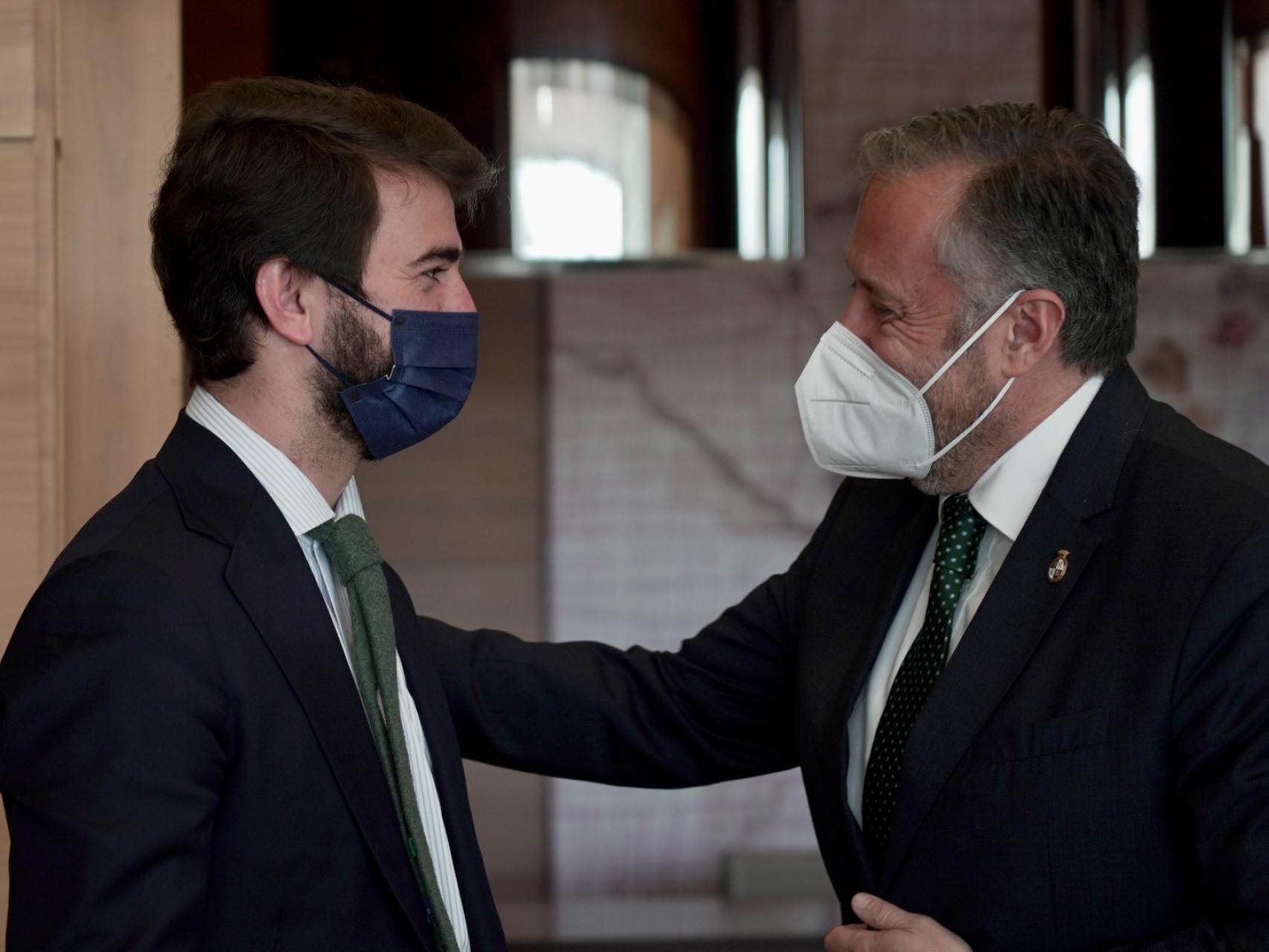 El líder de Vox en Castilla y León, Juan García-Gallardo, durante su reunión con el presidente de las Cortes, Carlos Pollán, este viernes.