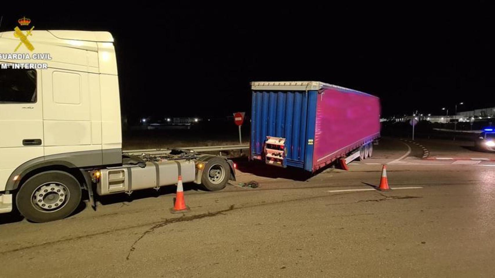 Imagen del camión facilitada por la Guardia Civil