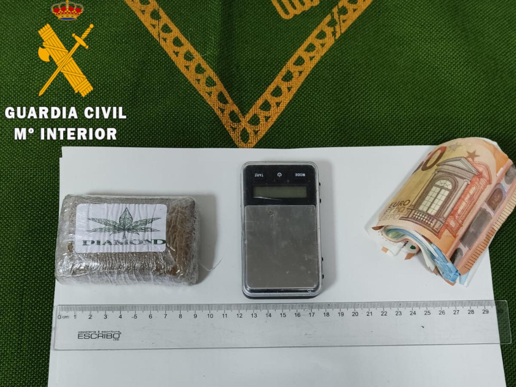 Detenido un hombre en una carretera de Segovia por llevar 105 gramos de hachís en su vehículo