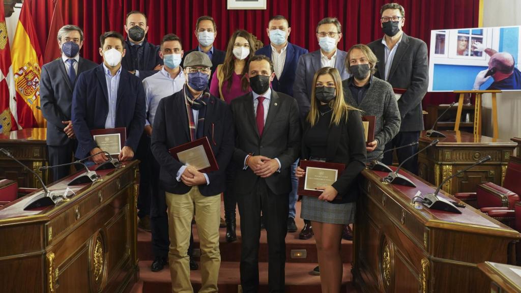 Foto de los premiados junto al presidente de la Diputación, Conrado Íscar