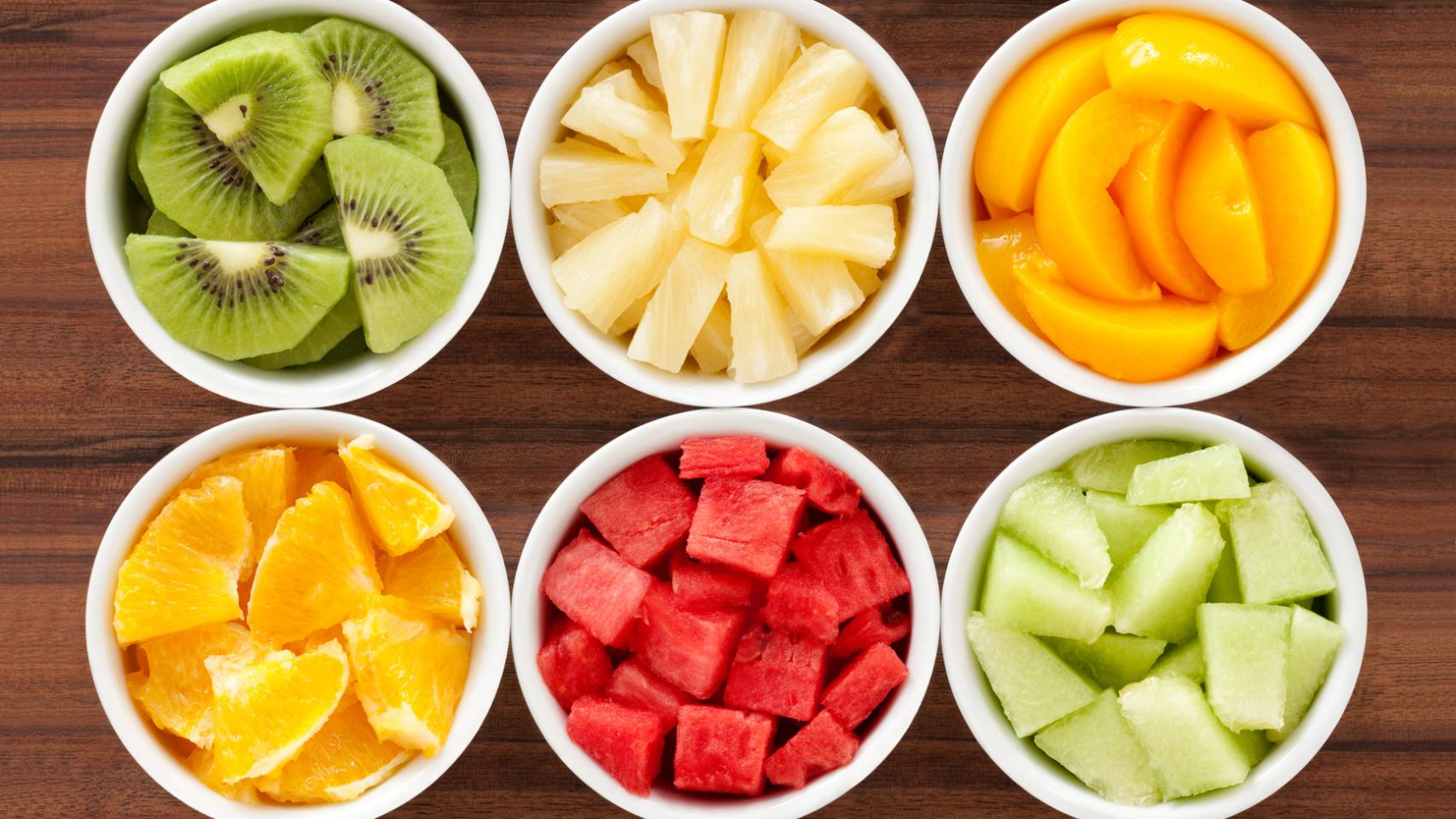 Varios platos de fruta.