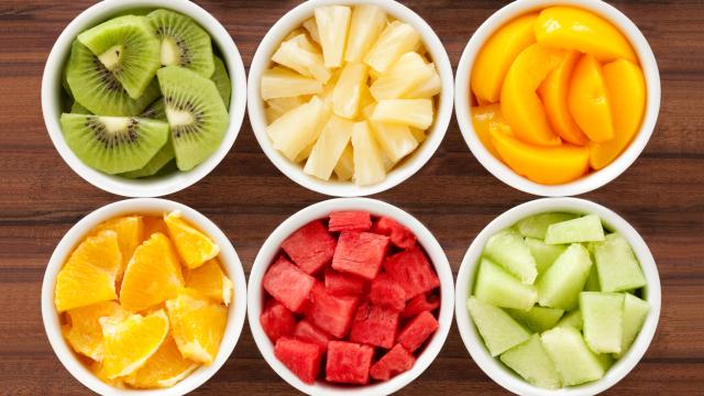 Varios platos de fruta.