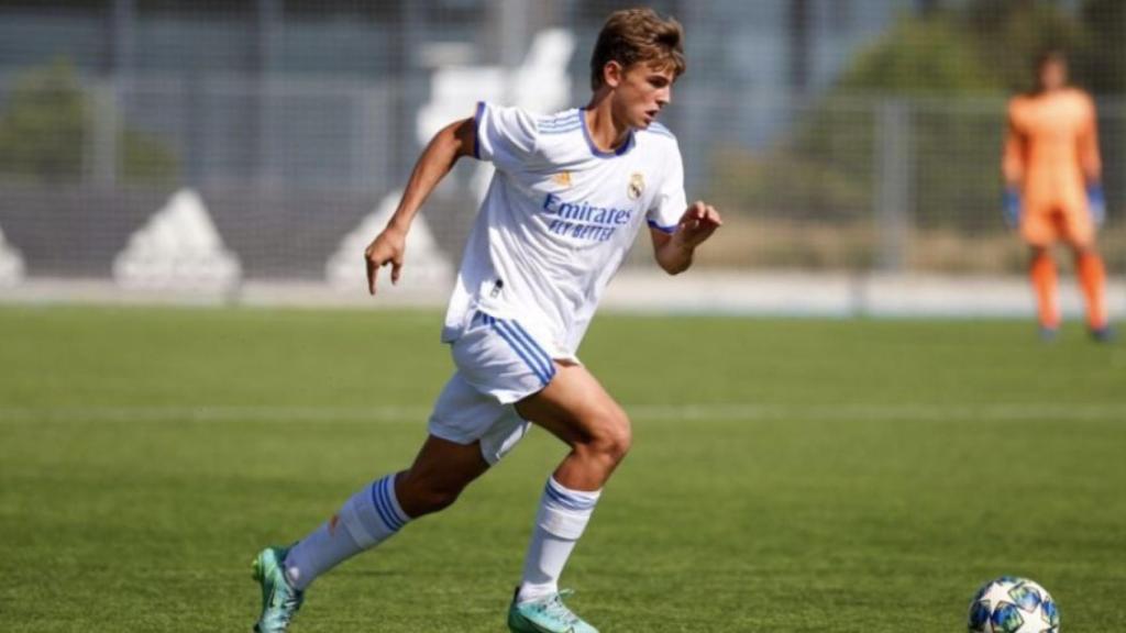 Nico Paz durante un partido en la ciudad deportiva de Valdebebas