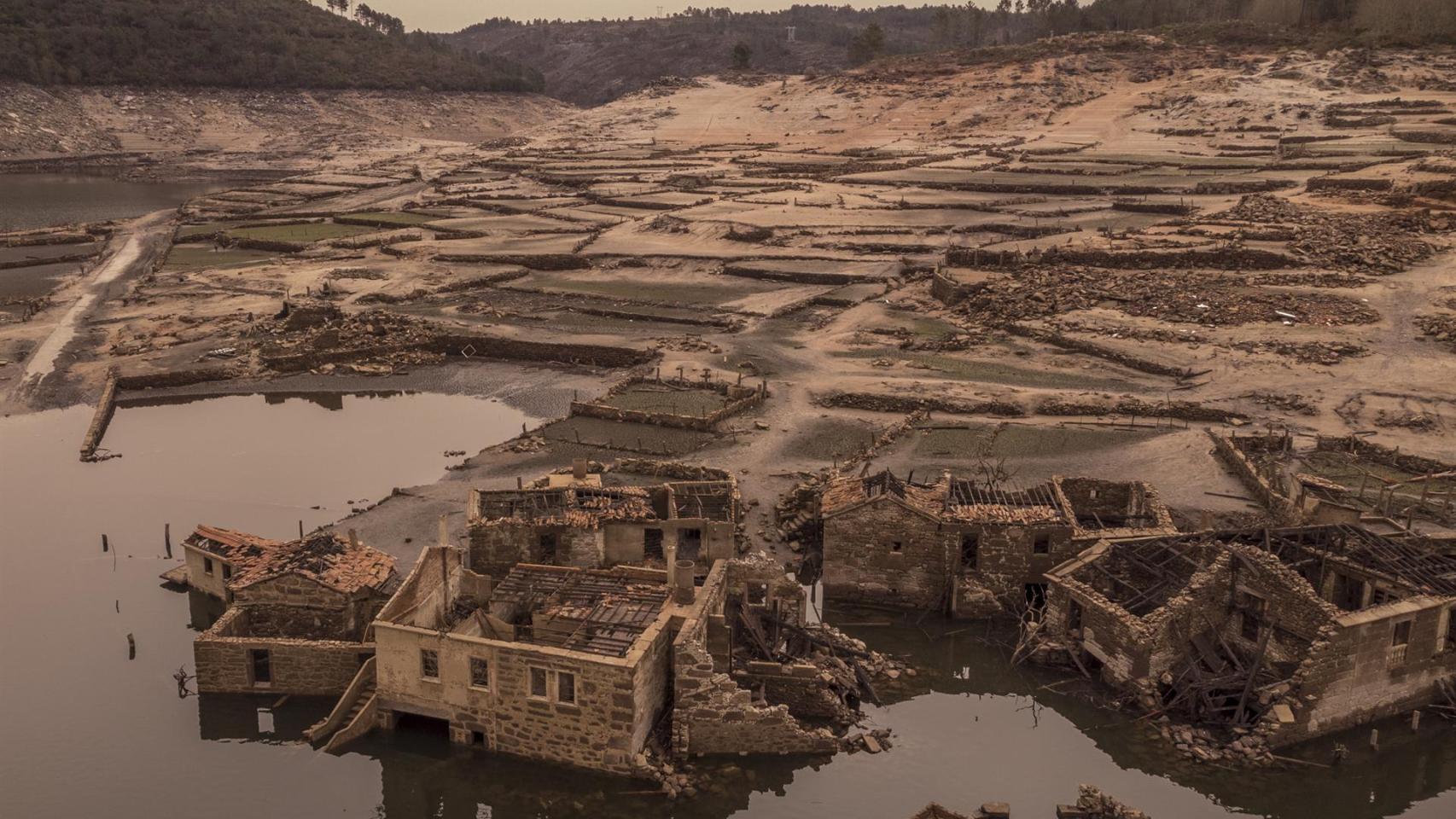 El pueblo de Aceredo, en Lobios (Ourense), sepultado en los 90 por las aguas del embalse.