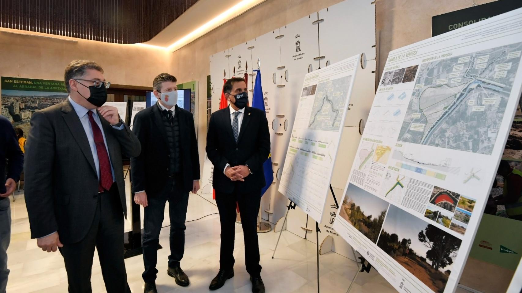 El concejal de Transición Ecológica, Andrés Guerrero, el concejal de Programas Europeos, Juan Fernando Hernández, y el alcalde de Murcia, José Antonio Serrano, en la presentación del proyecto de recuperación del río Segura.