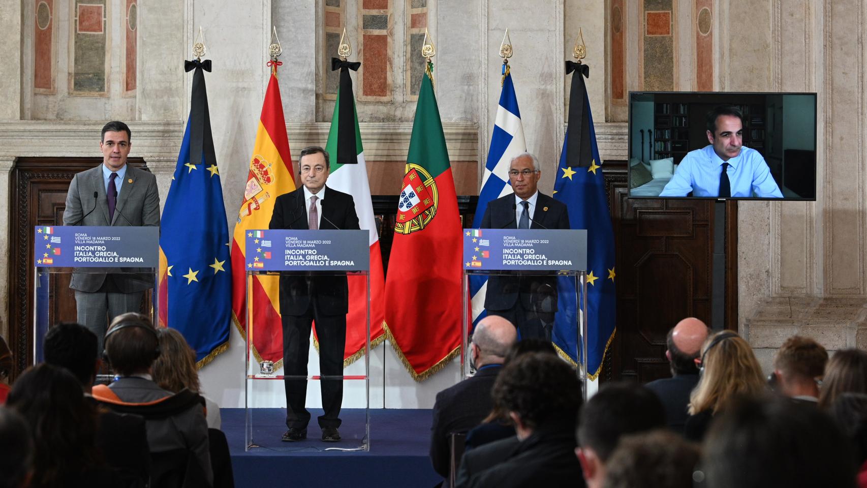 Pedro Sánchez, Mario Draghi y António Costa escuchan a Kyriakos Mitsotakis en la cumbre de Roma.