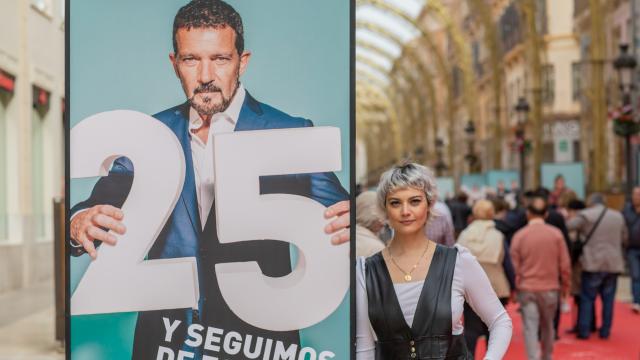 Lupe de la Vallina posa junto a la exposición.