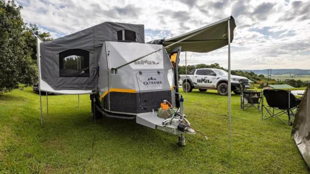 El remolque se convierte en una caravana con una gran habitación.