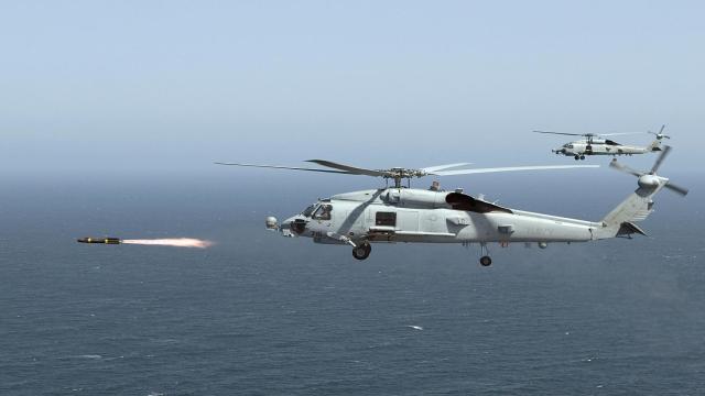 MH-60R disparando un misil
