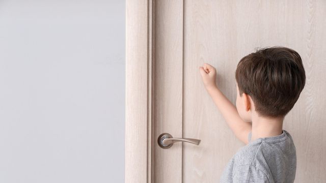 niño puerta casa menor