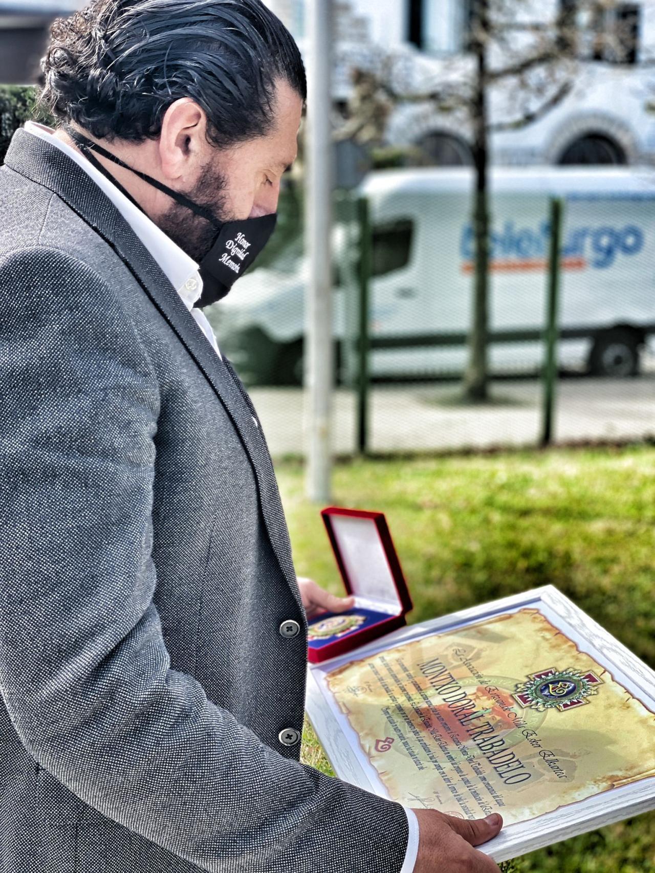 Julio Rivero, presidente de Mila Esker, en un acto entregando una medalla a un compañero.