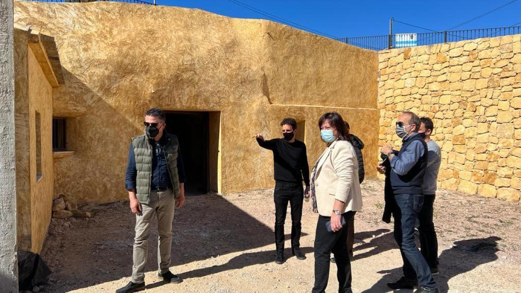 José Ramón González de Zárate  y Mari Carmen Jover en su visita a la casa cueva de Algueña.