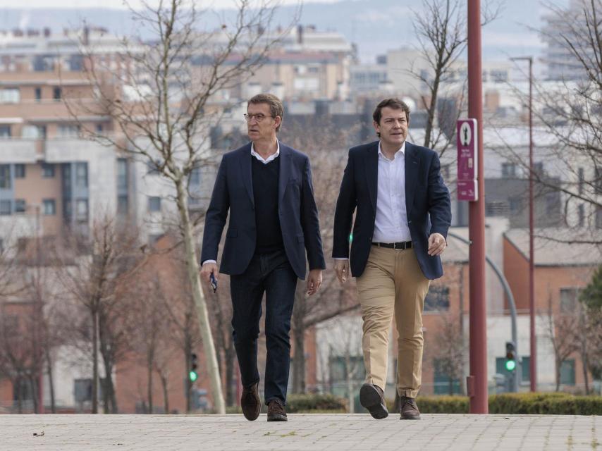 Alberto Núñez Feijóo y Alfonso Fernández Mañueco en los alrededores del Centro Cultural Miguel Delibes, antes del inicio del acto.