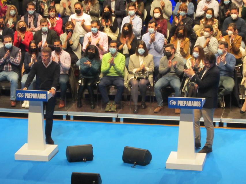 El candidato a la presidencia de la Junta, Alfonso Fernández Mañueco, aplaude al líder de facto del PP, Alberto Núñez Feijóo, durante el acto de este sábado en Valladolid.