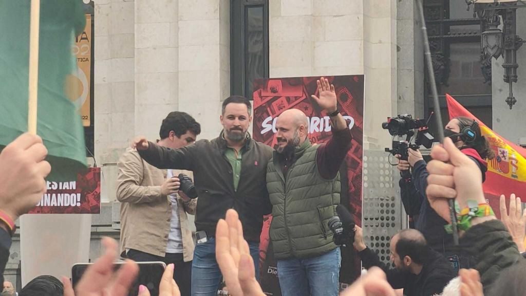 El presidente de Vox, Santiago Abascal, abrazado con el secretario general de Solidaridad, Rodrigo Alonso.