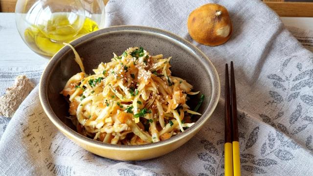Ensalada de col asiática, un acompañamiento perfecto para cualquier momento