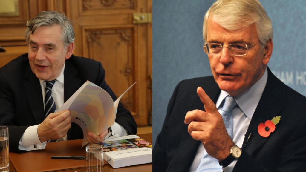 Los ex primeros ministros británicos Gordon Brown y John Major en imágenes de archivo.