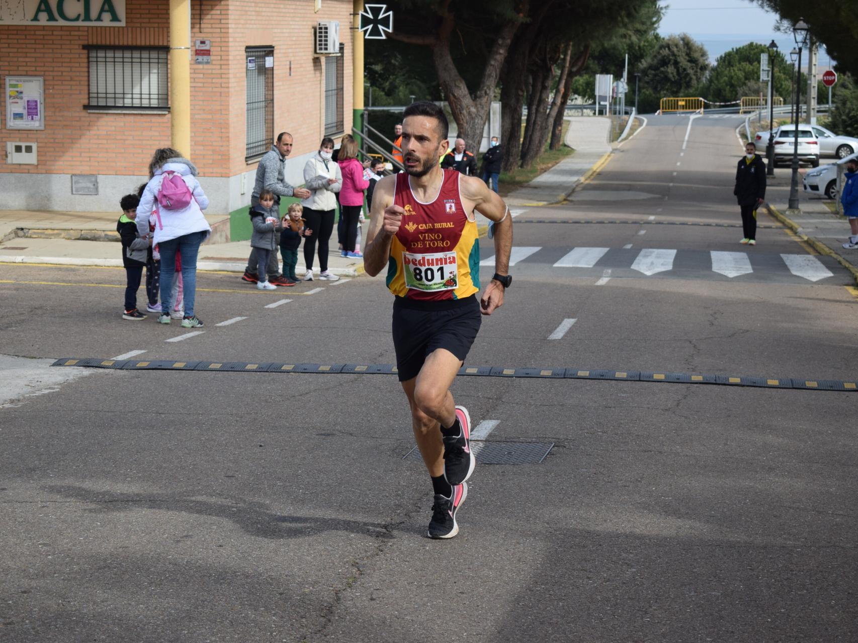 Manuel Vicente, de Vino de Toro, ganador del Cross El Pirulí de Carrascal de Barregas