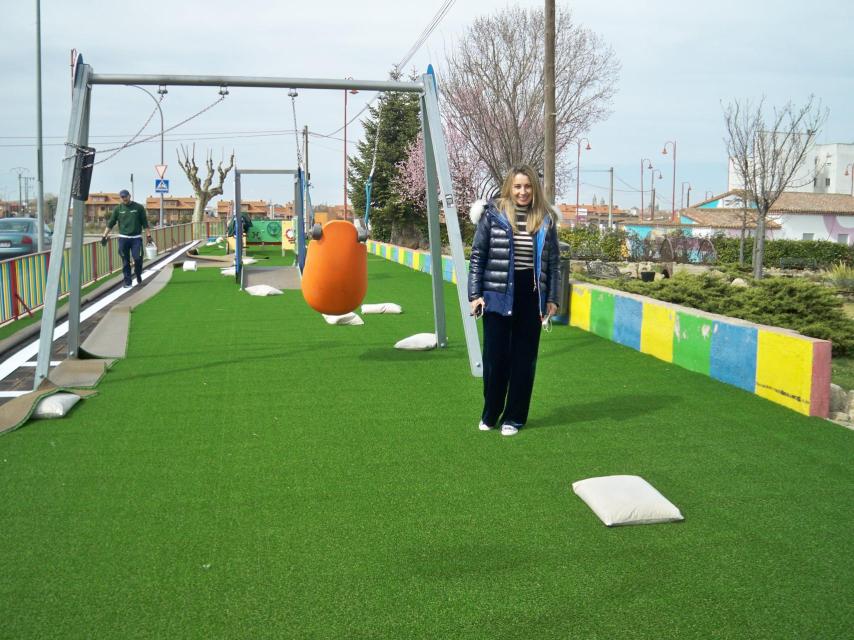 El Ayuntamiento de Santa Marta de Tormes renueva el suelo de un parque infantil.