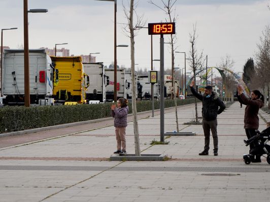 Ciudadanos aplaudiendo a los transportistas en huelga, este sábado en Valladolid.