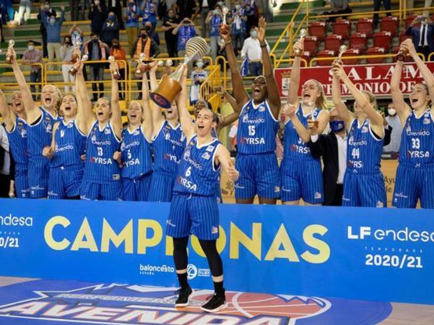 El Perfumerías Avenida celebra su último título de Liga, logrado en mayo de 2021.