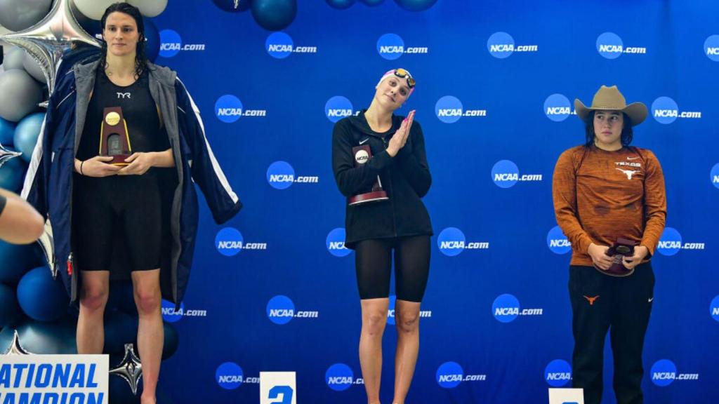 Lia Thomas, Emma Weyant y Erica Sullivan, en el podio de la NCAA
