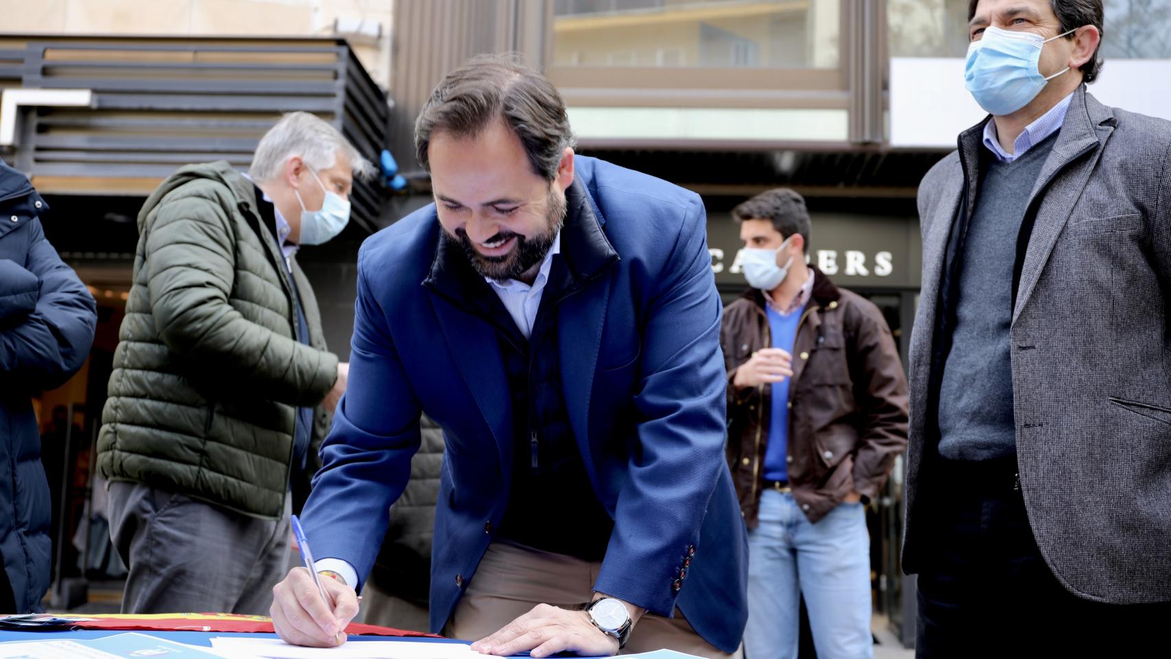Núñez en la recogida de firmas.