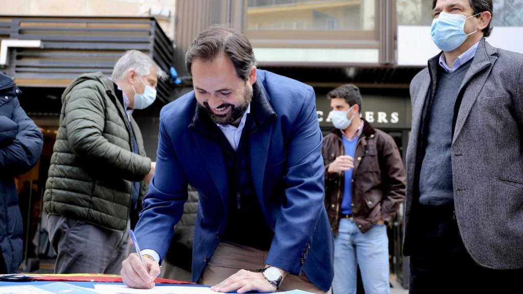 Núñez en la recogida de firmas.