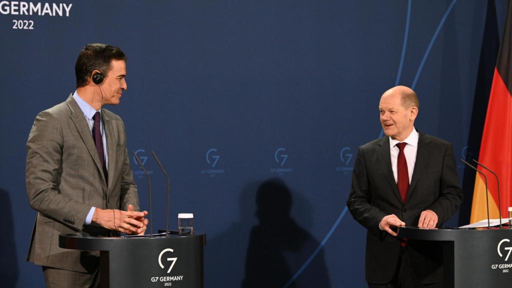 Pedro Sánchez y Olaf Scholz comparecen juntos ante la prensa, en Berlín.