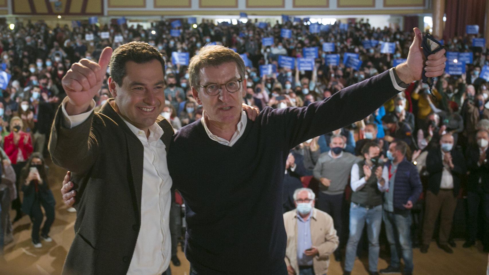 Acto de presentación de la candidatura a la presidencia del Partido Popular de Alberto Núñez Feijóo en el auditorio Príncipe de Asturias de Torremolinos, acompañado por el presidente de la Junta de Andalucía Juanma Moreno.