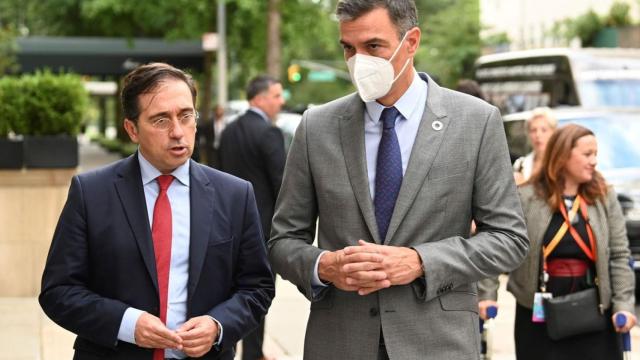 Pedro Sánchez y el ministro de Exteriores, José Manuel Albares, en una foto de archivo.