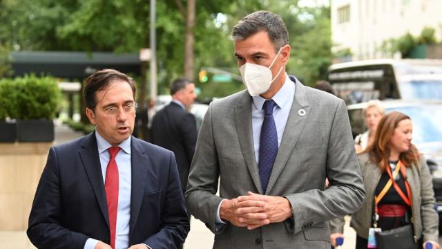 Pedro Sánchez y el ministro de Exteriores, José Manuel Albares, en una foto de archivo.