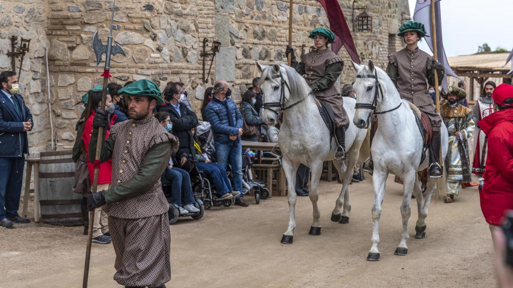 Algunos personajes de Puy du Fou, en el momento de la reapertura del parque para inaugurar la temporada.