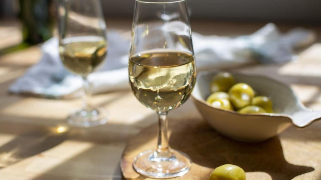 Unas copas de manzanilla.