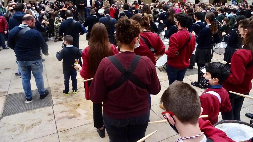Aspecto este domingo de la Tamborrada en la Plaza del Ayuntamiento de Alicante.