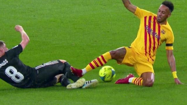 La entrada de Pierre-Emerick Aubameyang a Toni Kroos.