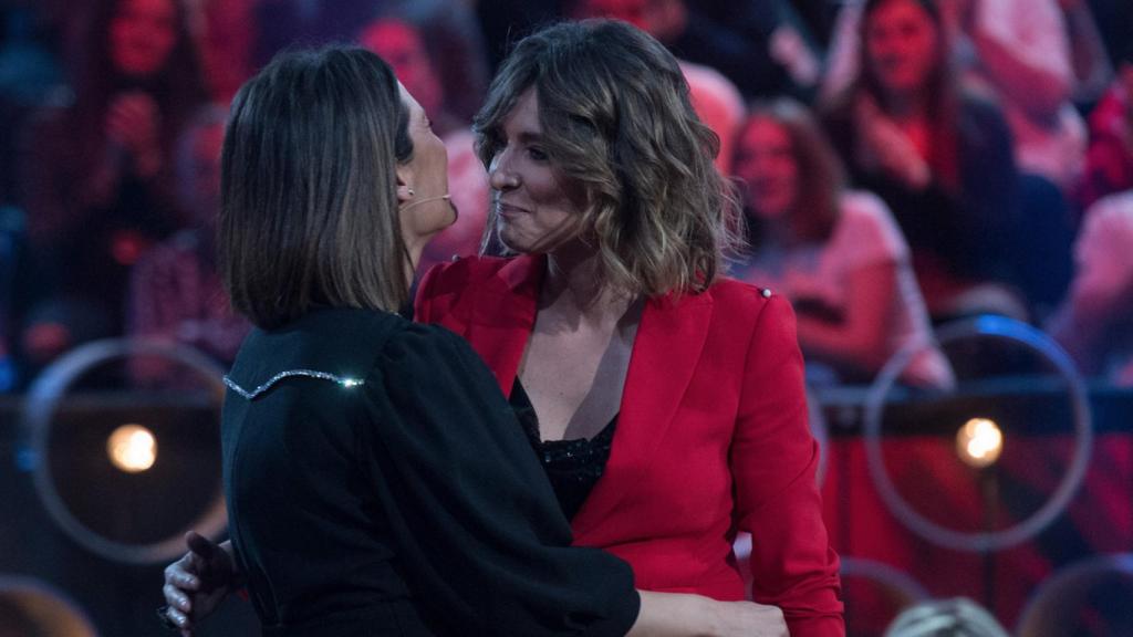 Sandra Barneda junto a Nagore Robles en el plató de 'GH'.
