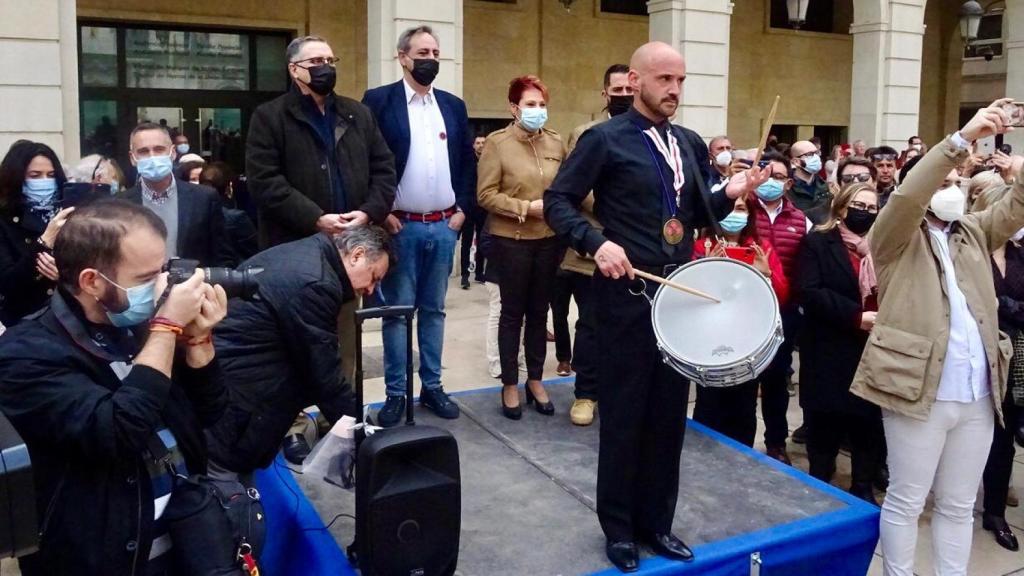 La Tamborrada da la bienvenida a la primera Semana Santa de Alicante de Interés Turístico Nacional.
