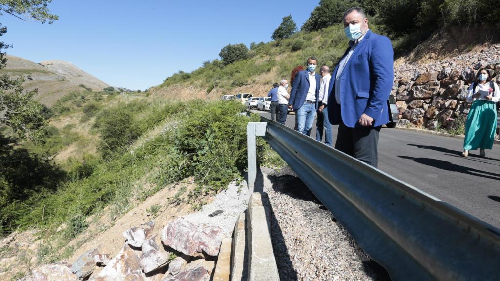 Foto: Archivo. El presidente de la Diputación de León, Eduardo Morán, asiste a la recepción oficial de la obra de restauración de la carretera entre Vegacercera y La Vid de Gordón