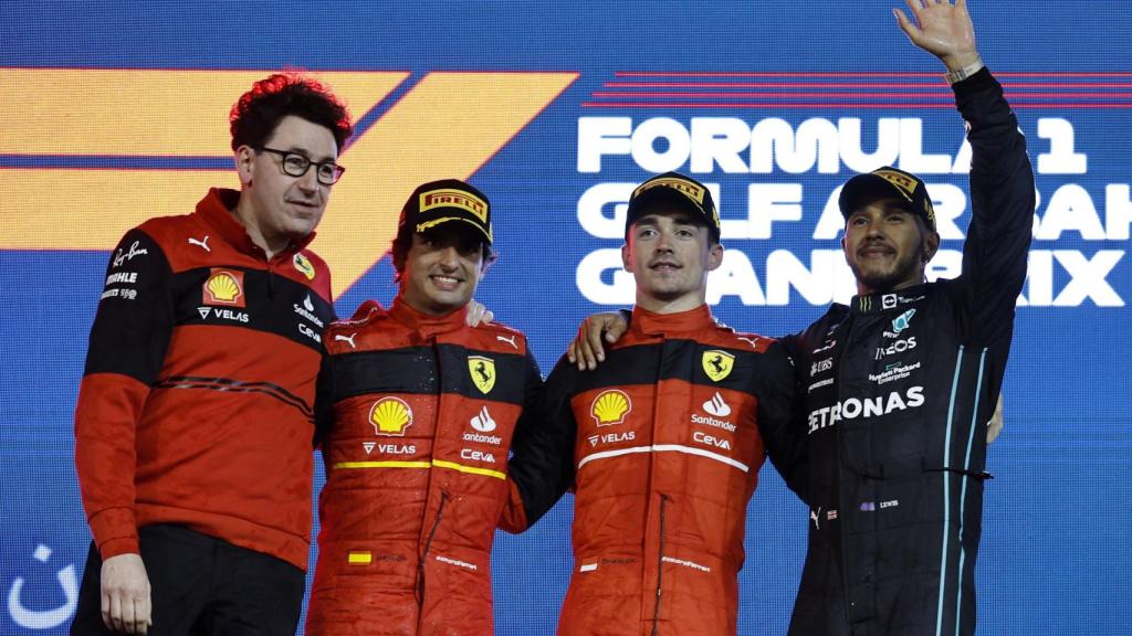Mattia Binotto, Carlos Sainz Júnior, Charles Leclerc y Lewis Hamilton en el podio.