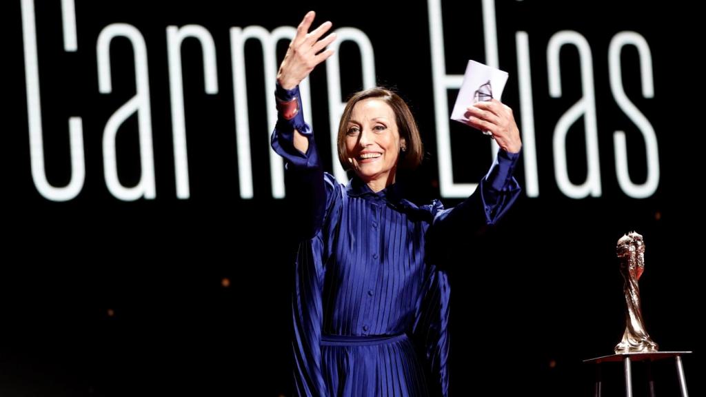 La actriz Carme Elías, tras recibir el Gaudi de Honor a toda su carrera el año pasado. / Marta Pérez (Efe).