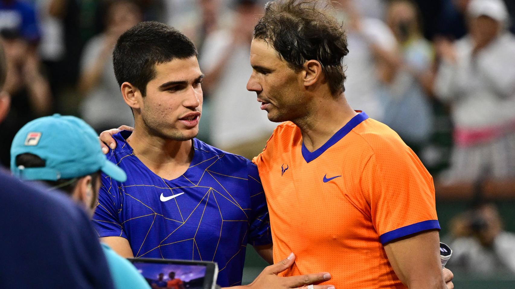Abrazo entre Rafa Nadal y Carlos Alcaraz